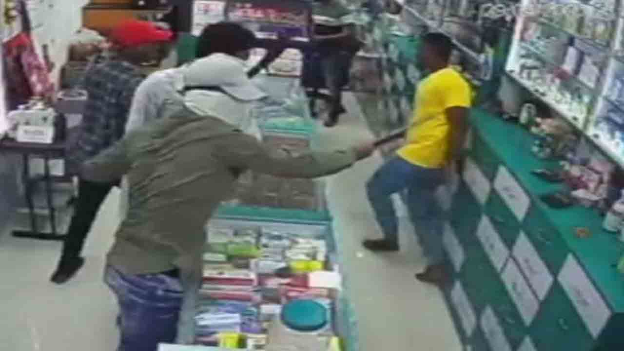 Watch: మళ్లీ రెచ్చిపోయిన ‘కొడవళ్ల గ్యాంగ్‌’.. మెడికల్‌ షాప్‌ సిబ్బందిపై దాడి