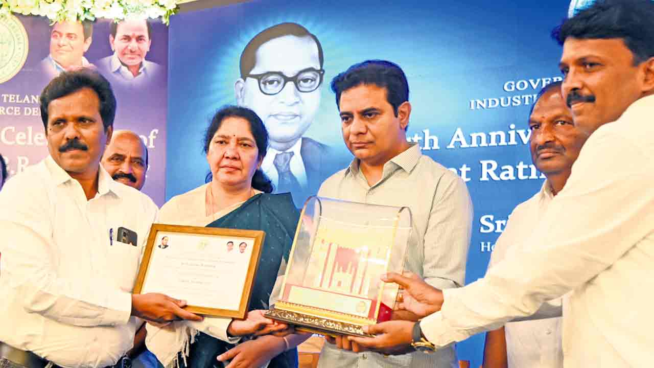 పురస్కారాల ప్రదానం