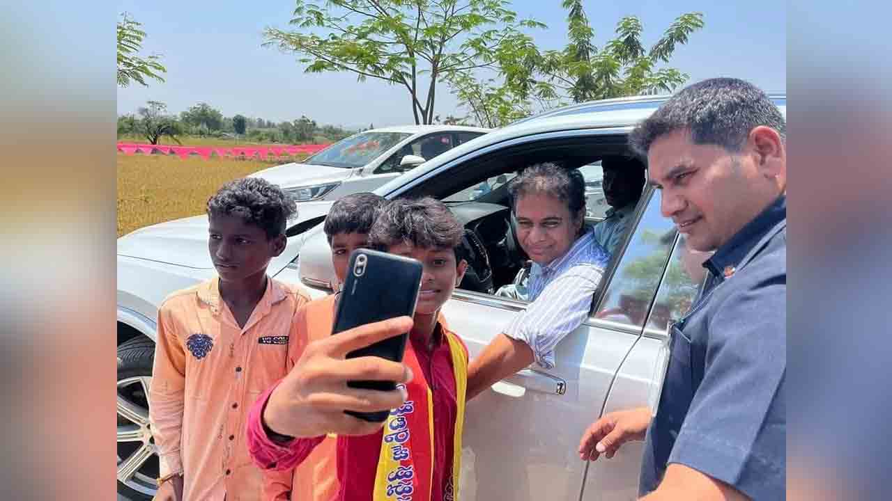 KTR | జై రామ‌న్న.. కారు ఆపి చిన్నారుల‌తో సెల్ఫీ దిగిన కేటీఆర్