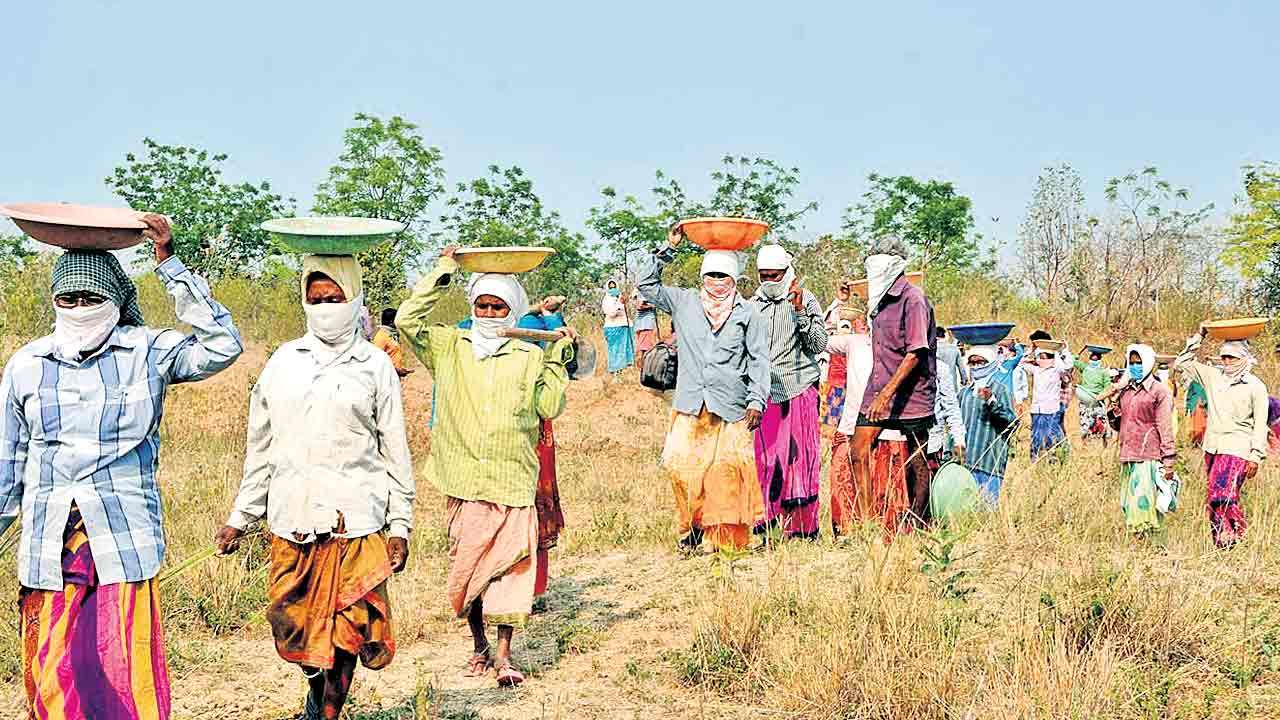 తెలంగాణలో తగ్గుతున్న సగటు కూలీ