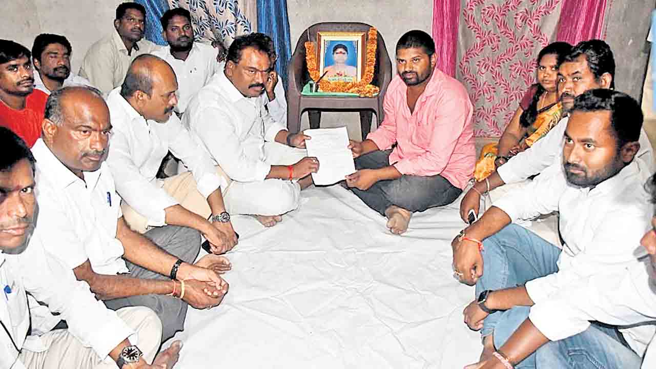 Telangana | బీజేపీ కుటుంబానికి 5 లక్షల రైతుబీమా.. ఇంటికెళ్లి ప్రొసీడింగ్స్‌ అందజేసిన ఎమ్మెల్యే