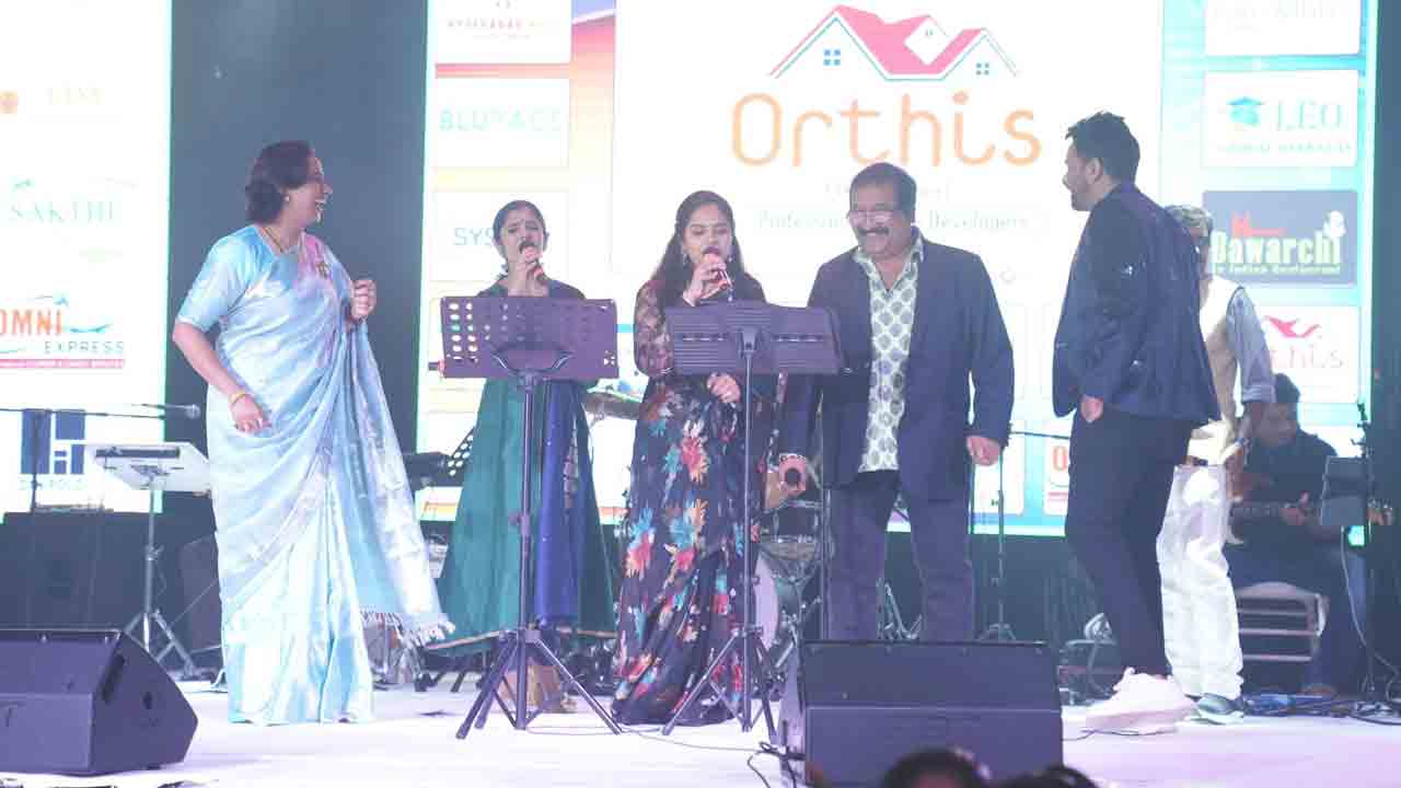 London | లండన్‌లో అలరించిన తెలుగు సినీ సంగీత విభావరి