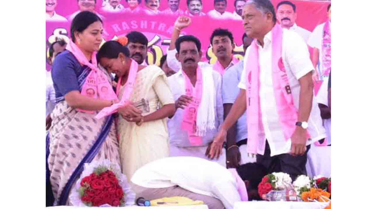 BRS | కురవి ఎంపీపీకి బీఆర్‌ఎస్‌ ఆత్మీయ సమ్మేళనం ఆర్థిక చేయూత