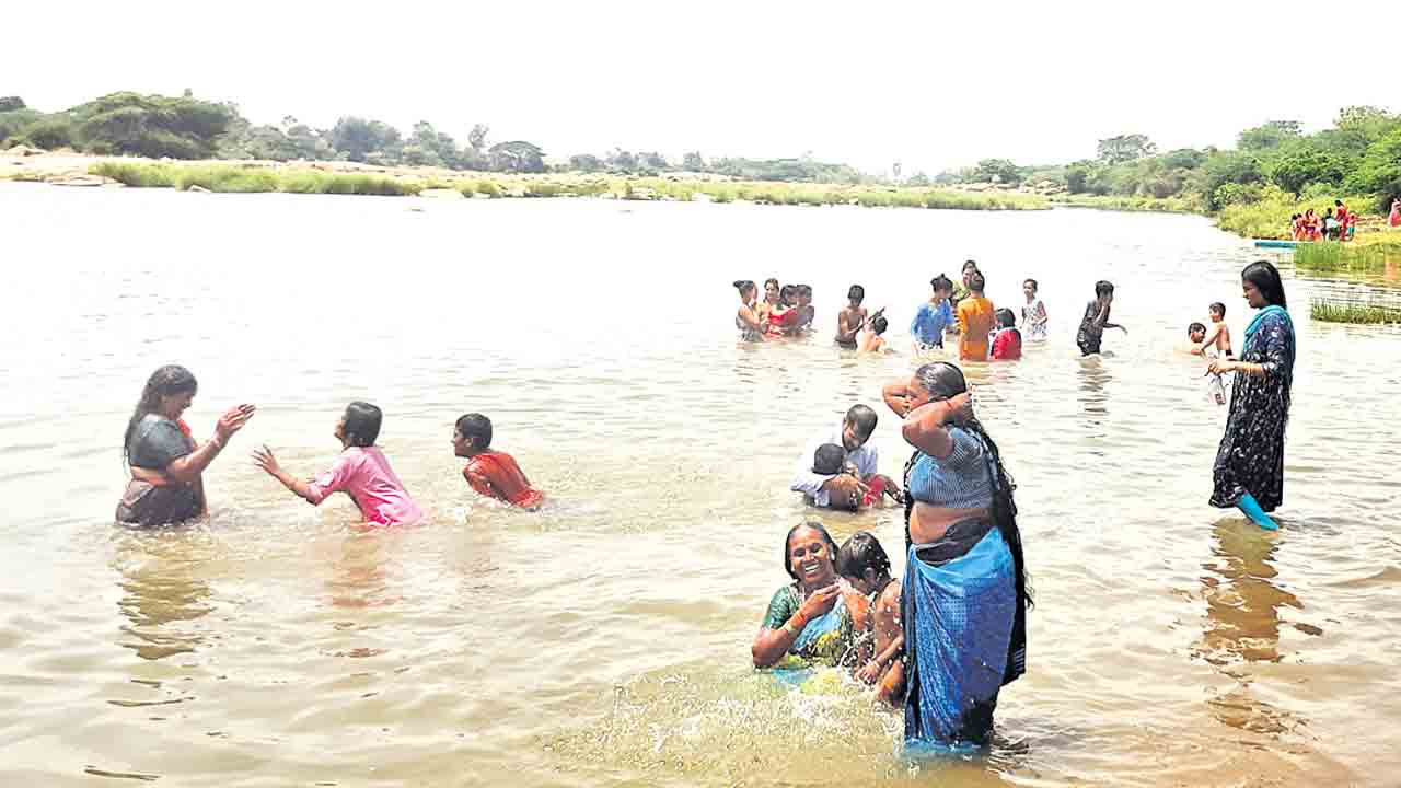 Manjeera Pushkaralu |  గరుడగంగ పుష్కరాలకు పోటెత్తిన భక్తులు.. కిటకిటలాడిన సరస్వతీమాత ఆలయం