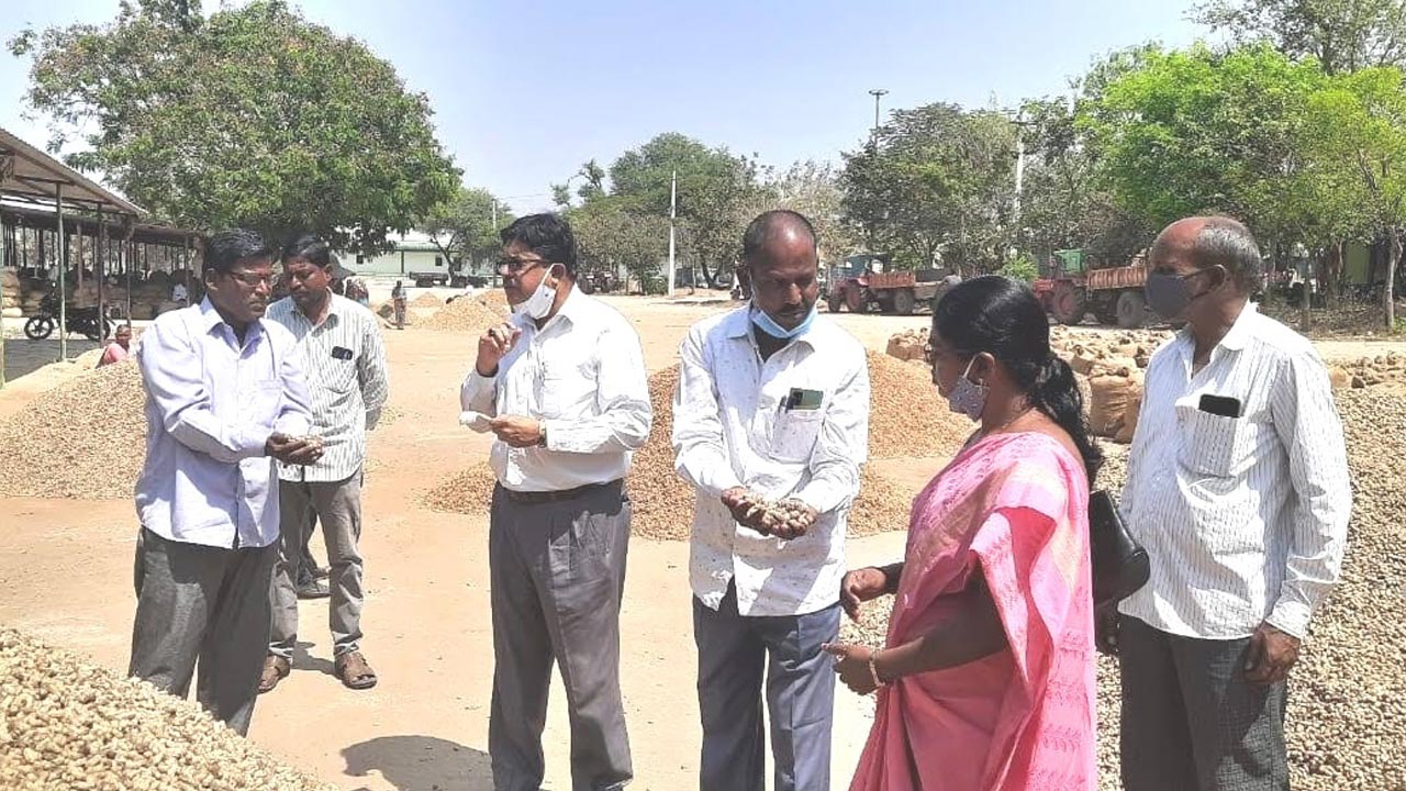 లక్ష్యానికి మించి మార్కెట్‌ యార్డు ఆదాయం