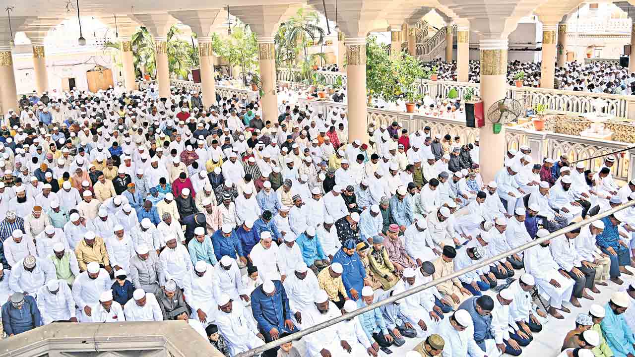 భక్తిశ్రద్ధలతో.. ఈద్‌ ఉల్‌ ఫితర్‌
