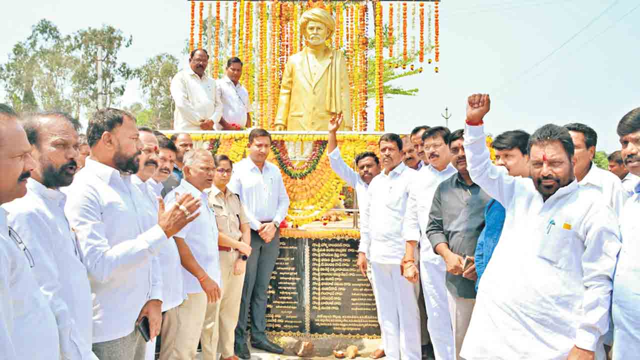 ఆదర్శప్రాయుడు జ్యోతిబా ఫూలే