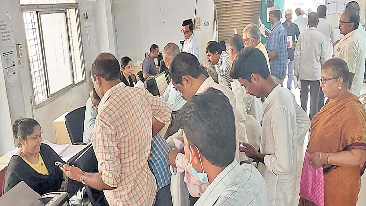 దరఖాస్తుల స్వీకరణ ముమ్మరం