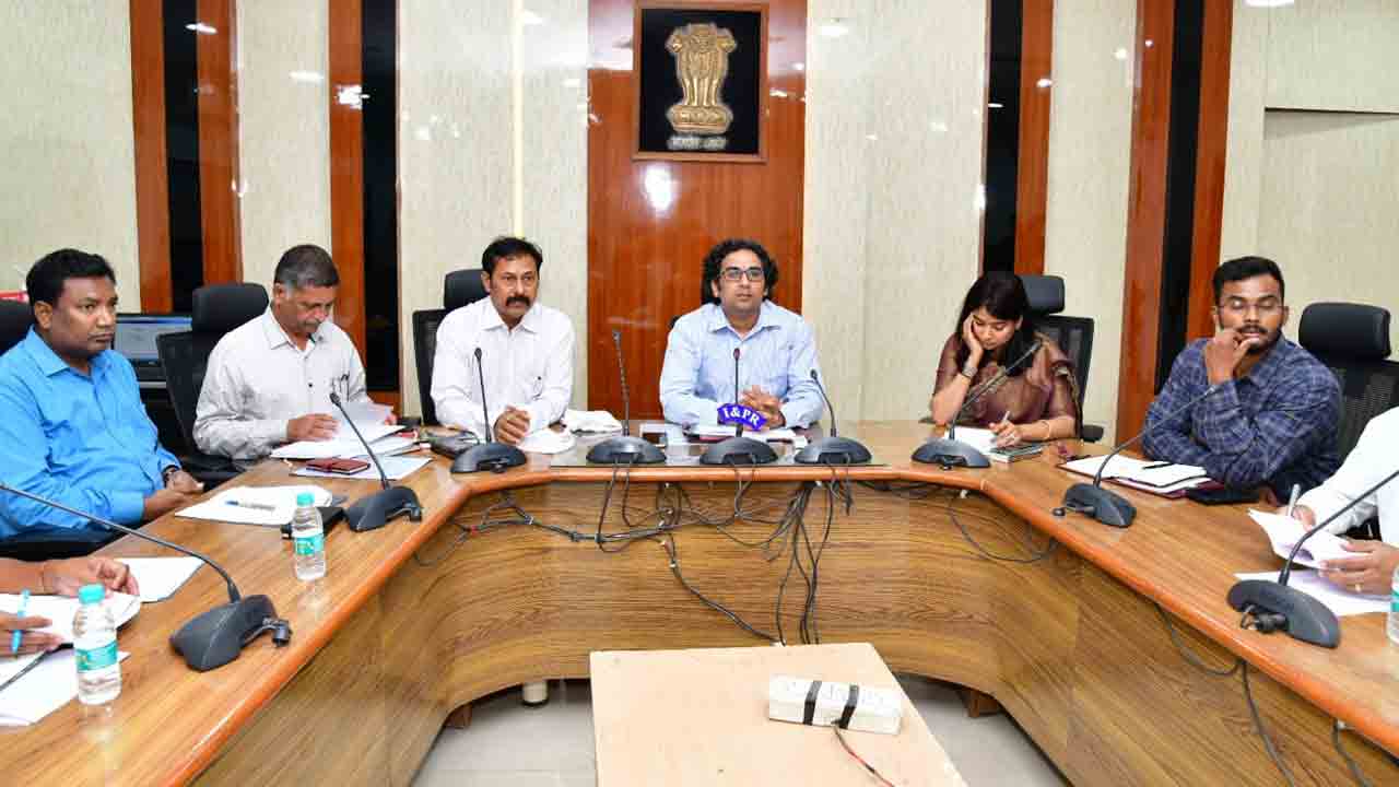 ఓటర్లకు ఎపిక్‌ కార్డులు అందించాలి