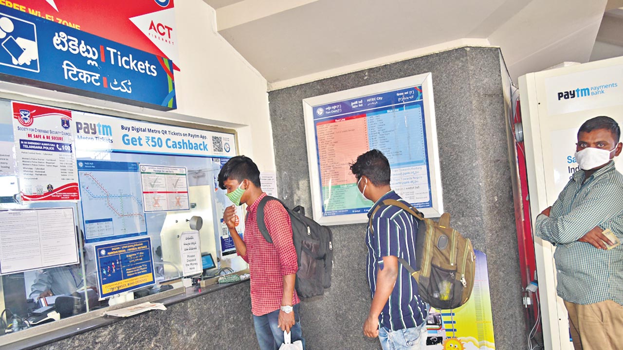 Hyderabad Metro | మెట్రో ప్రయాణికులకు బంపర్ ఆఫర్.. ఆ టైమ్లో ప్రయాణిస్తే 10 శాతం డిస్కౌంట్