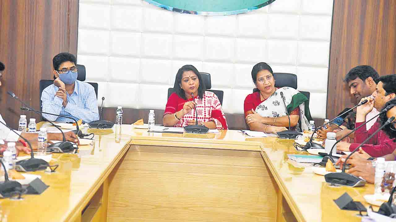 కాలనీల్లో శునకాల కోసం ఫీడింగ్‌ సెంటర్లు.. నీటి తొట్టెలు