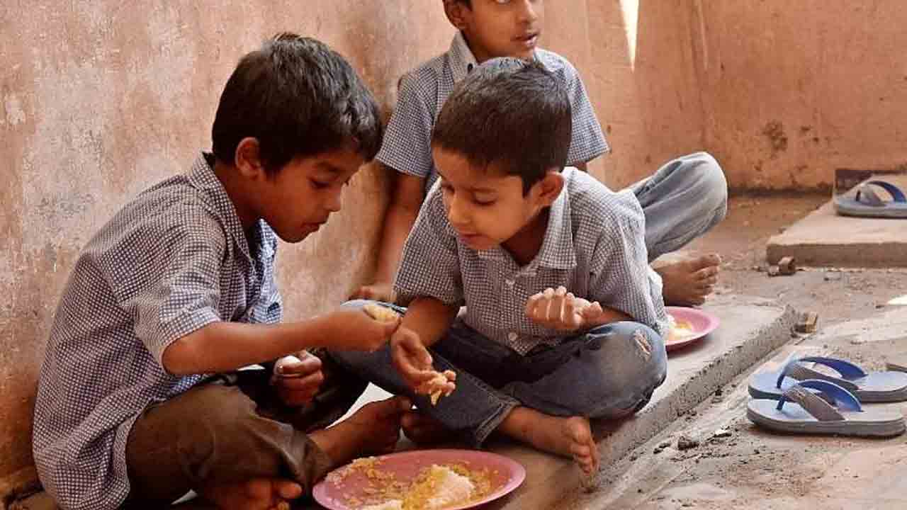 Gujarat |  58 పైసలు పెంచిన్రు.. గుజరాత్‌లో మధ్యాహ్న భోజనం పథకం తీరిది