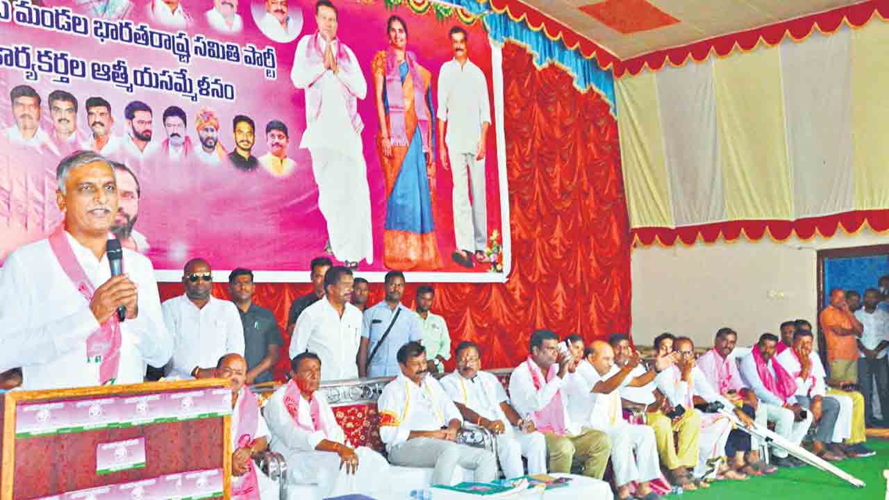 వాళ్లు దోచుకుంటున్నరు మేం ఆదుకుంటున్నం..