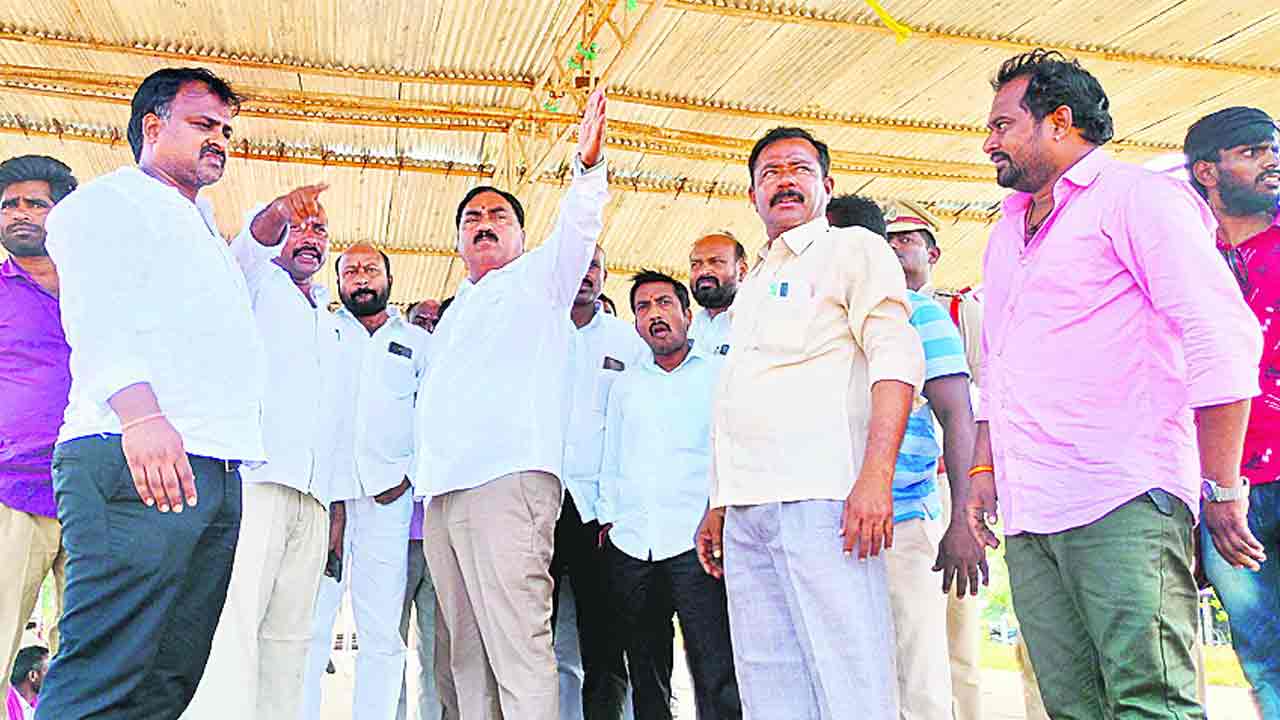 గులాబీ పండుగొచ్చె..