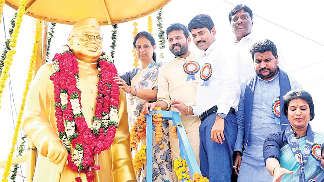 మహనీయుల ఆశయ సాధనకు కృషి