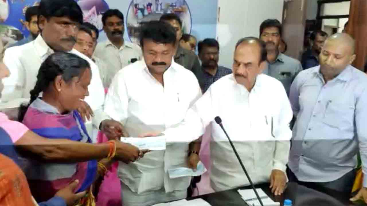 Minister Talasani | స్వప్నలోక్‌ మృతుల కుటుంబాలకు చెక్కులు అందజేసి మంత్రి తలసాని