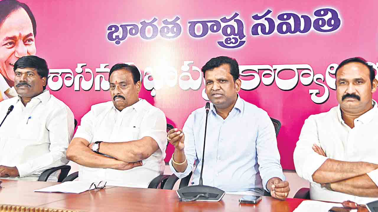 పేపర్‌ లీకేజీలు బీజేపీ కుట్రే