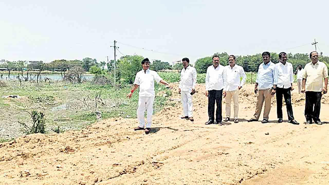 చెరువును పూడ్చేస్తున్నారు..!