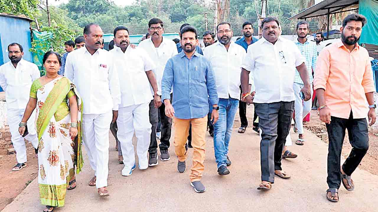 పర్యటిస్తూ.. పరిష్కరిస్తూ..