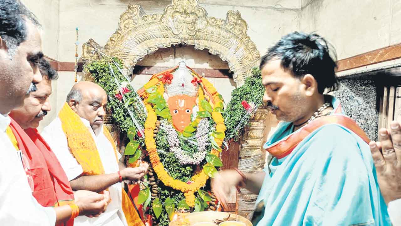 ఆంజనేయస్వామి ఎమ్మెల్యే రామన్న పూజలు