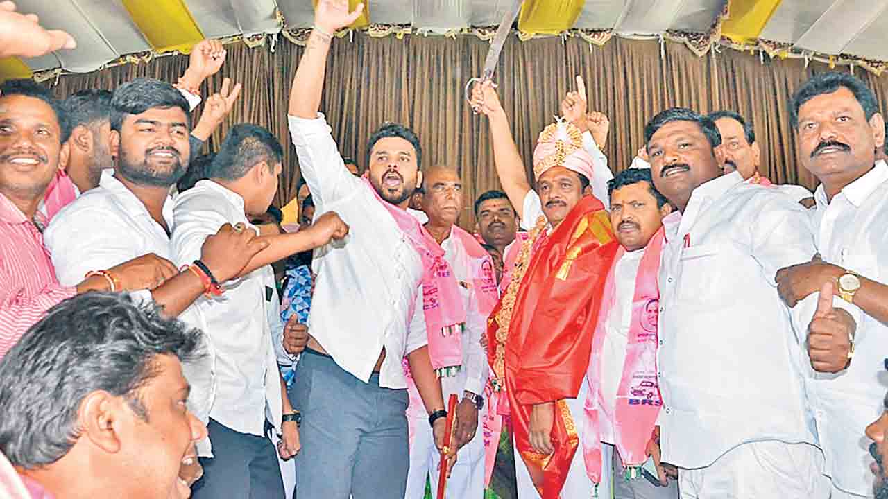 అదానీ కోసం సేల్స్‌ ప్రమోటర్‌గా.. ప్రధాని