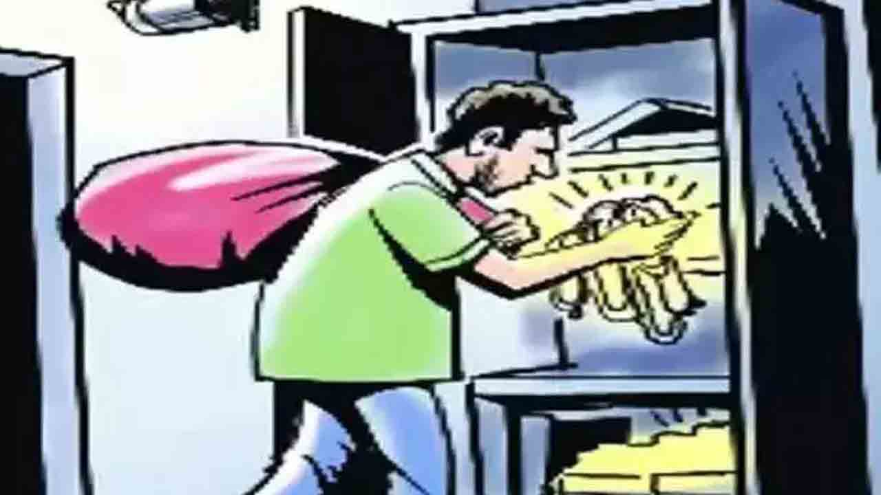 Robbery | మోగల్‎పురాలో దోపిడీ దొంగలు బీభత్సం.. ఇంట్లోకి చొరబడి..