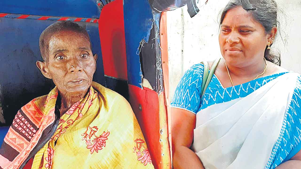 కన్నతల్లిని.. రోడ్డుపై వదిలేసి