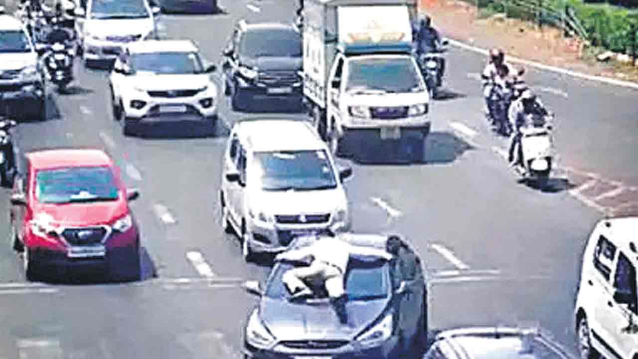 Traffic police | కారు అద్దంపై పది కిలోమీటర్లు.. ట్రాఫిక్‌ పోలీసును ఈడ్చుకెళ్లిన వాహనదారుడు
