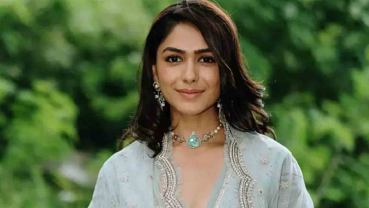 Mrunal Thakur | నువ్వు మా సీతవు కాదు.. మృణాల్‌పై మండిపడుతున్న నెటిజన్లు..!