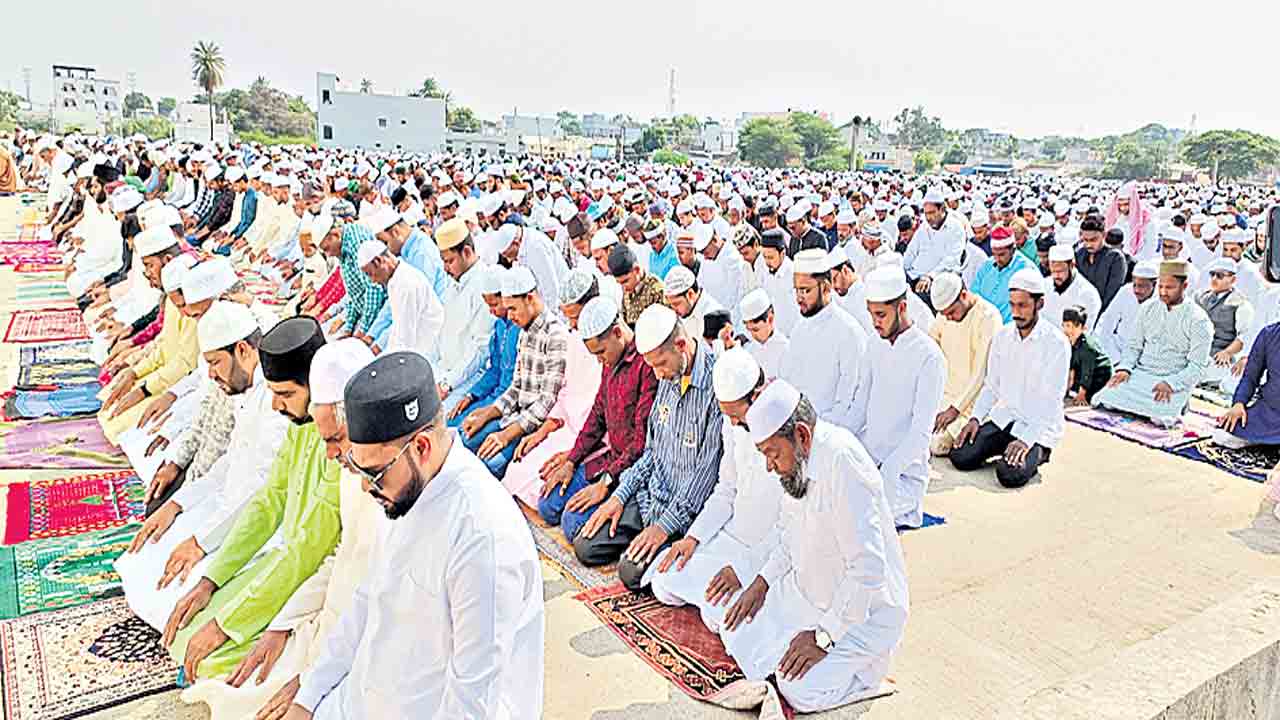 ఘనంగా ఈద్‌-ఉల్‌-ఫితర్‌