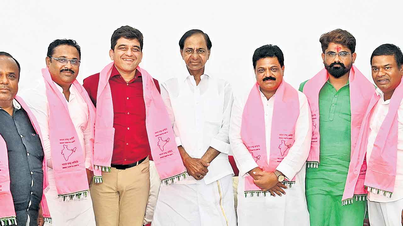 బీఆర్ఎస్లోకి శివసేన నేత దిలీప్ గోరె
