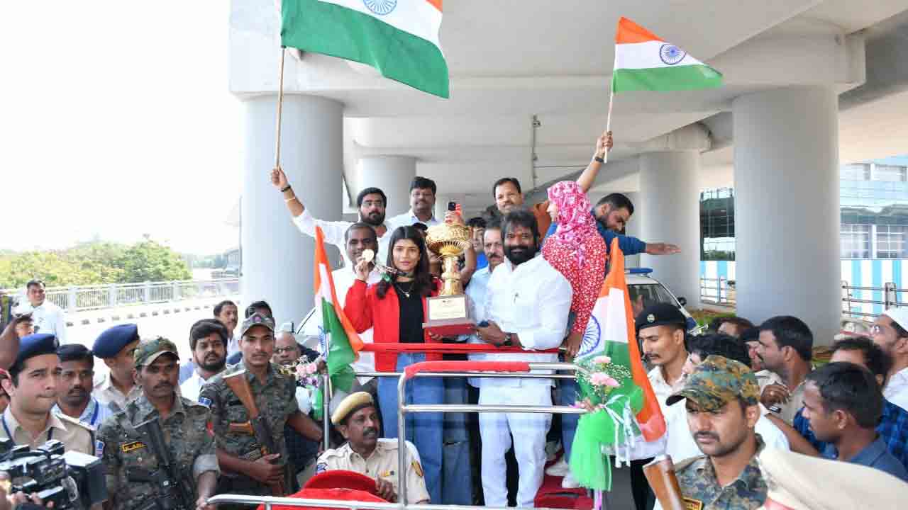 Nikhat Zareen | ప్ర‌పంచ బాక్సింగ్ చాంపియ‌న్‌ నిఖ‌త్ జ‌రీన్‌కు శంషాబాద్ ఎయిర్‌పోర్టులో ఘ‌న‌స్వాగతం