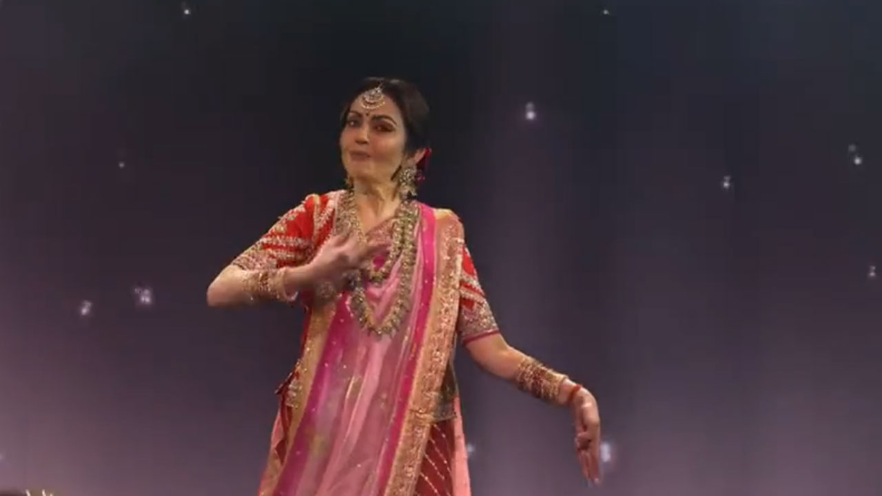Nita Ambani: ర‌ఘుప‌తి రాఘ‌వ రాజారాం పాట‌పై నీతా అంబానీ డ్యాన్స్‌.. వీడియో