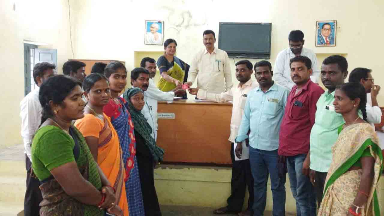 NREGA | ఉపాధి హామీలో ఫేక్‌ హాజరుకు చెక్‌.. ఉదయం, సాయంత్రం కూలీల ఫొటోలు తీసి అప్‌లోడ్‌ చేయాల్సిందే !