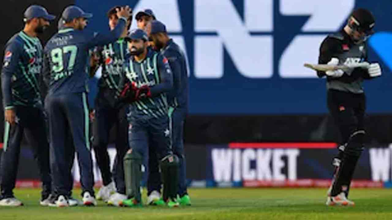 బాబర్‌ సెంచరీ