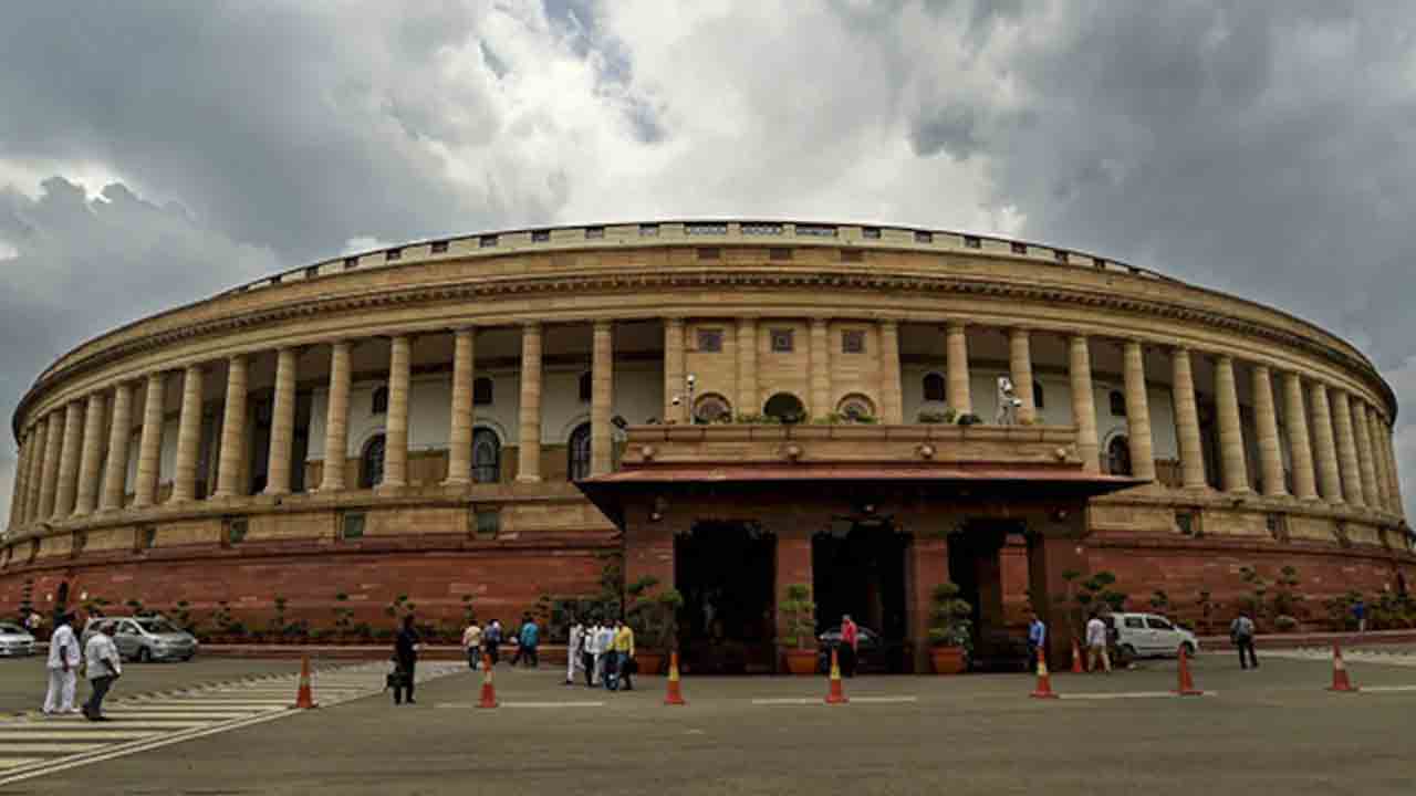 Delhi | పార్ల‌మెంట్ స‌మీపంలో వ్య‌క్తి ఆత్మ‌హ‌త్యాయ‌త్నం.. మోదీకి వ్య‌తిరేకంగా నినాదాలు