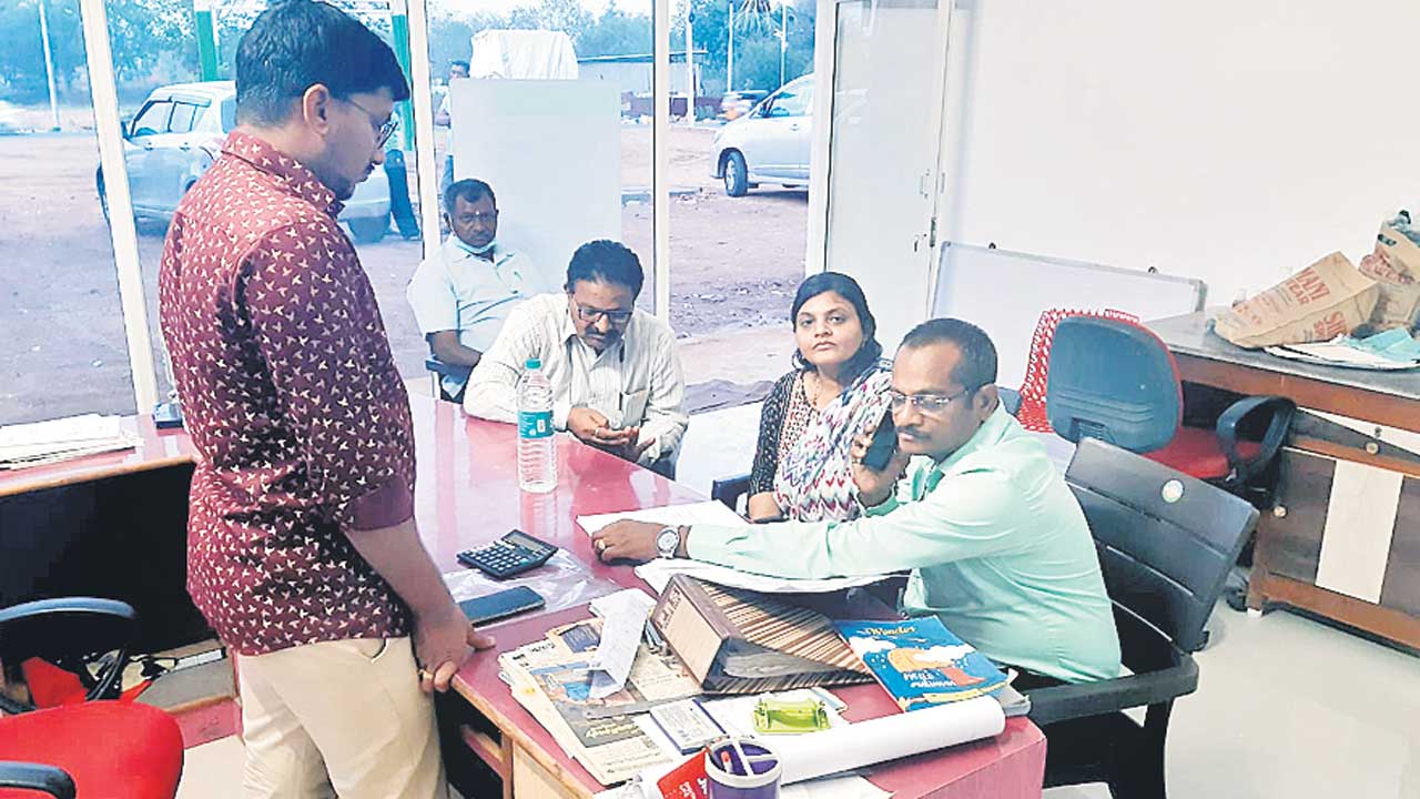 ఫిల్లింగ్‌ స్టేషన్‌ తనిఖీ చేసిన డీసీఎస్వో