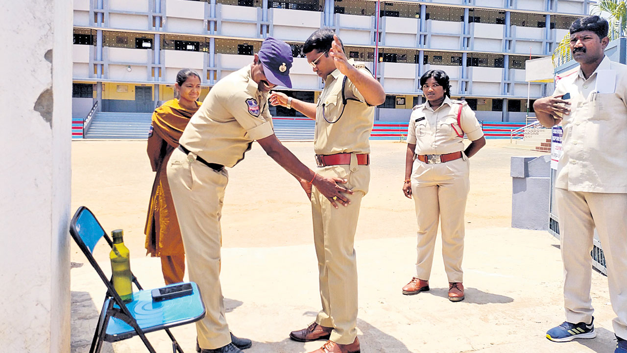 SSC Exams | ఎస్పీ అయినా తనిఖీ చేయాల్సిందే.. ఆ తర్వాతే టెన్త్‌ పరీక్ష కేంద్రంలోకి అనుమతించిన కానిస్టేబుల్‌