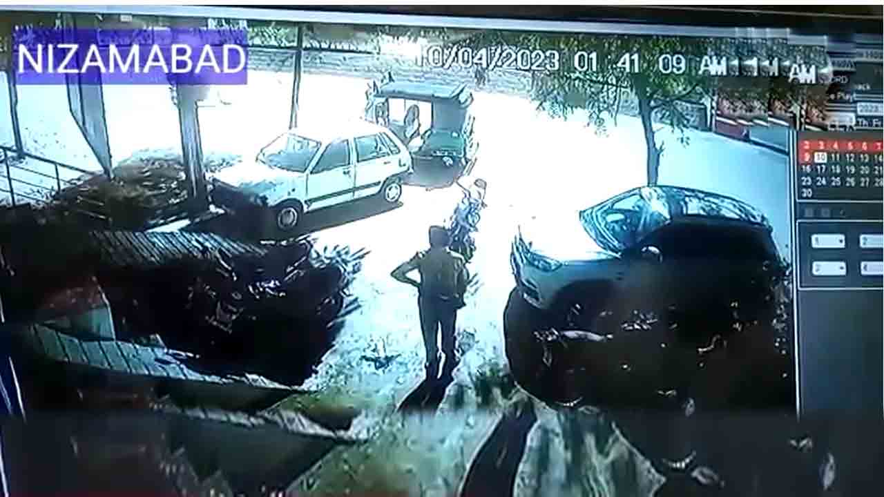 Telangana | బైక్‌ నుంచి పెట్రోల్‌ కొట్టేసేందుకు దొంగకు పోలీసు కాపలా.. వీడియో వైరల్‌