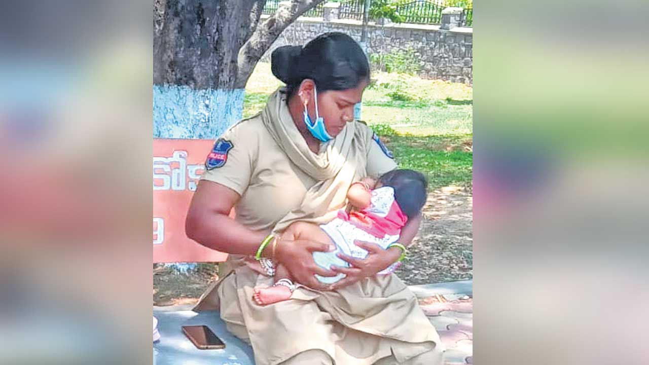 ఆ కాసేపు.. పోలీసే అమ్మై..