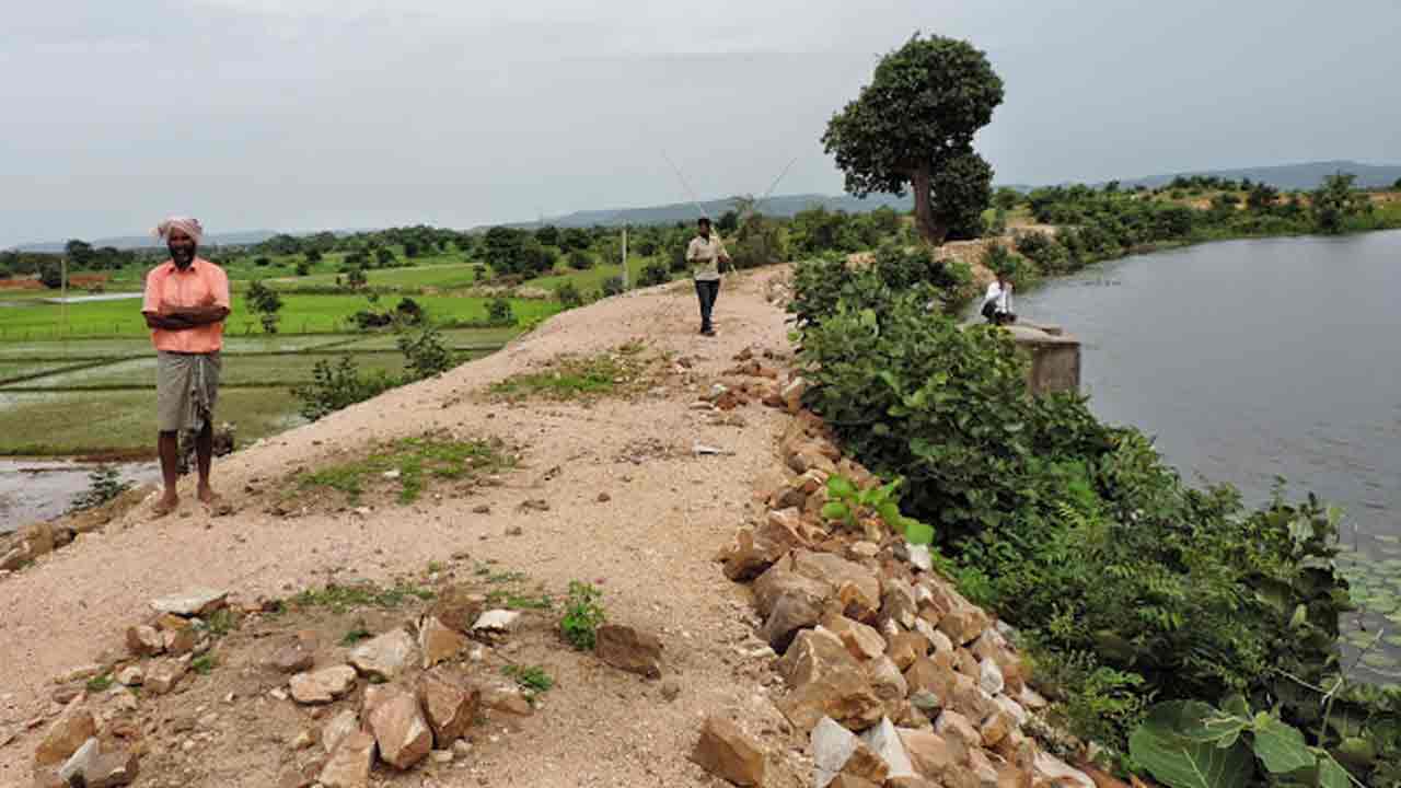 baby girl Survives Miraculously | ముగ్గురు పిల్లలతో కలిసి చెరువులోకి దూకిన తల్లి.. ప్రాణాలతో   బయటపడిన ఆరు నెలల పసి పాప