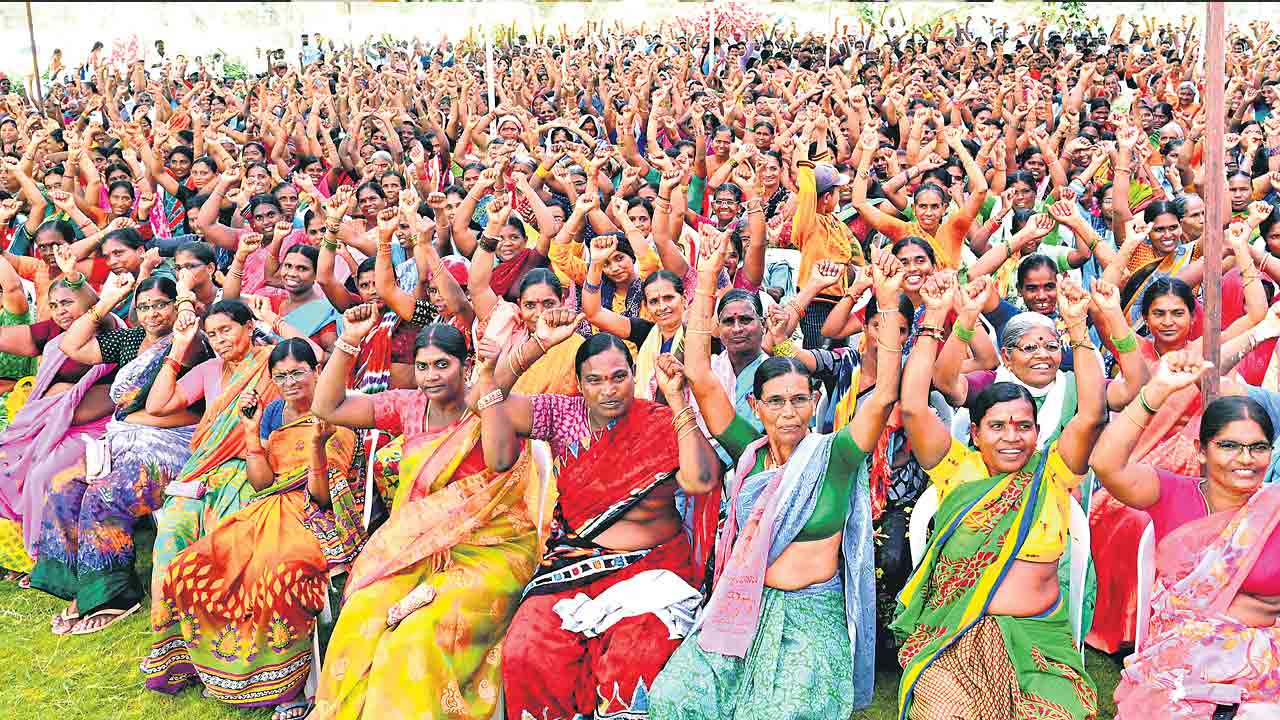 ఆత్మీయ పలకరింపులు