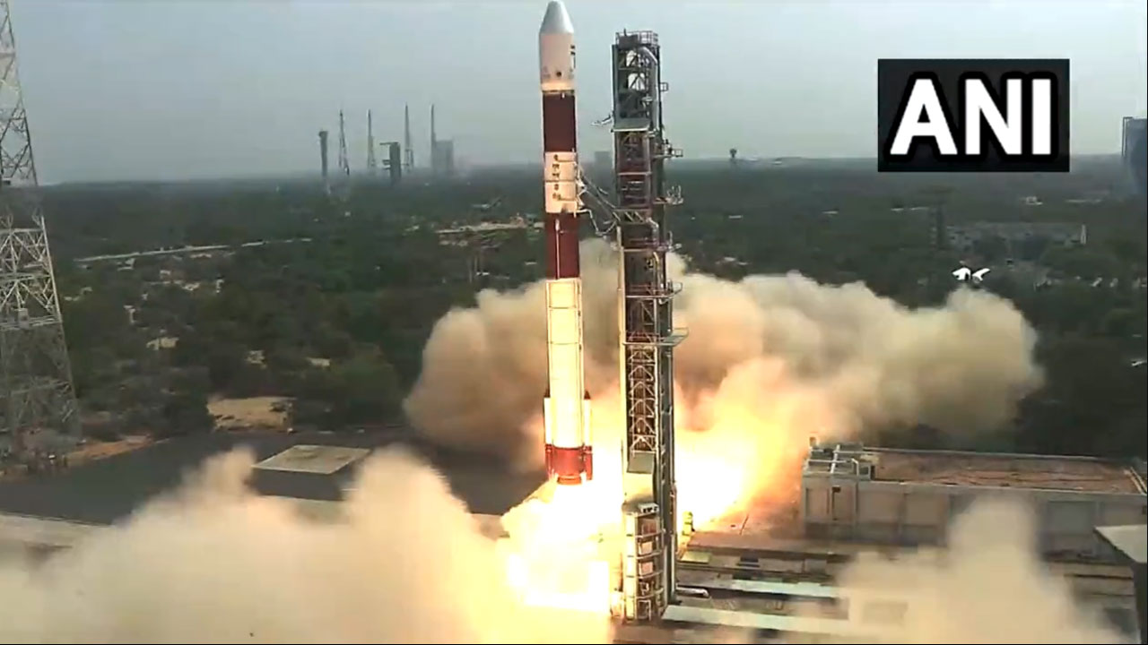 PSLV-C55: సింగ‌పూర్ శాటిలైట్ల‌ను విజ‌య‌వంతంగా క‌క్ష్య‌లోకి పంపిన పీఎస్ఎల్వీ