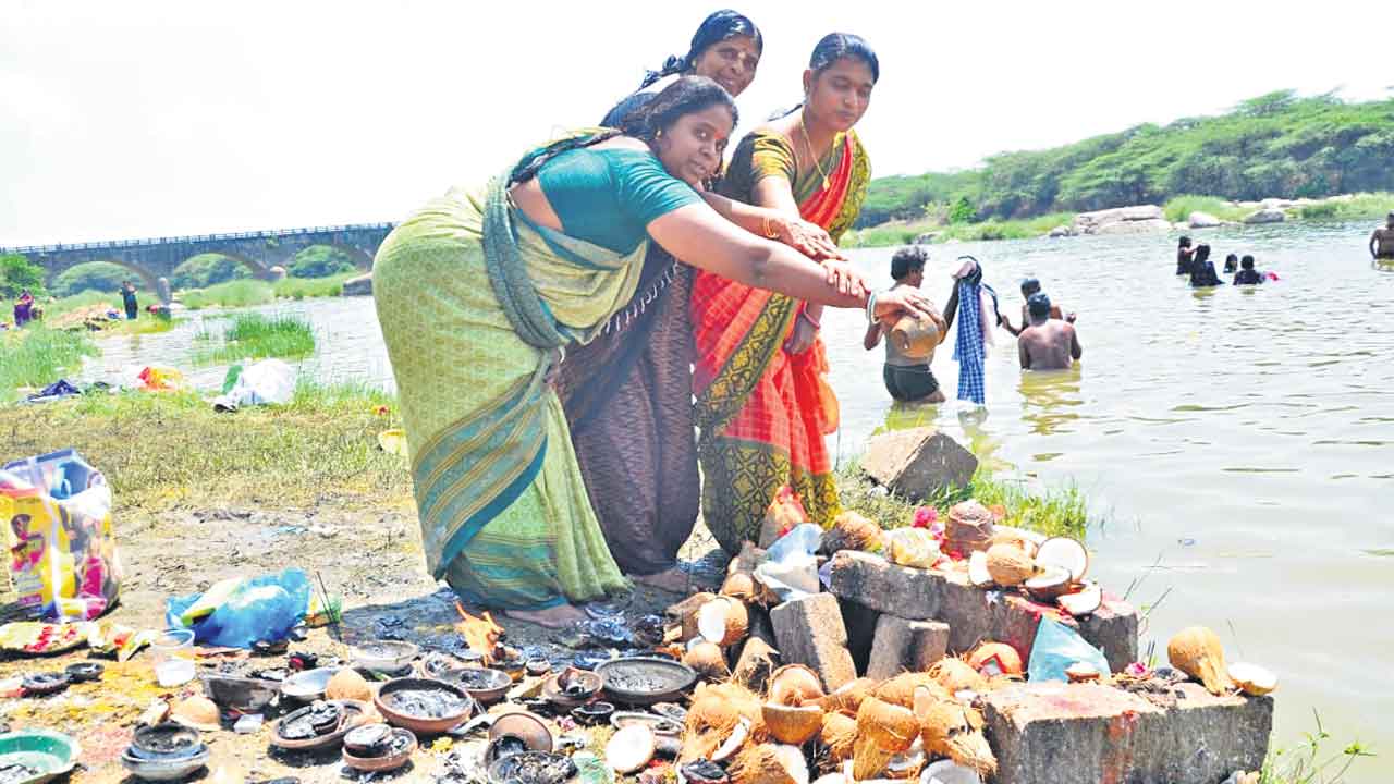 మంజీరా గరుడగంగ పుష్కరాలకు పోటెత్తిన భక్తులు