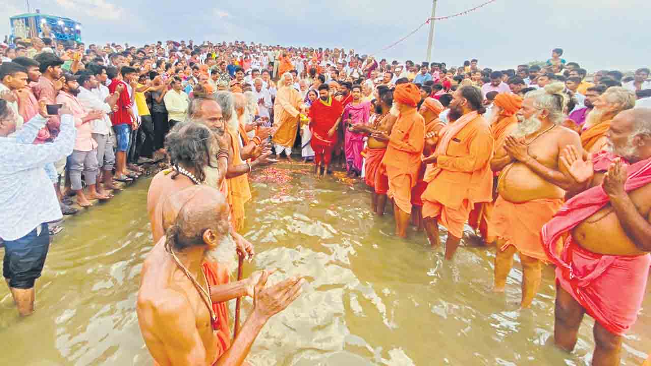 గంగ స్నానం.. తరించిన భక్తజనం