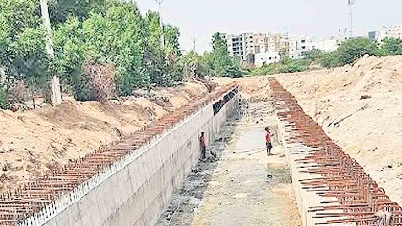 వేగంగా బాక్స్‌ డ్రైన్‌ నిర్మాణ పనులు