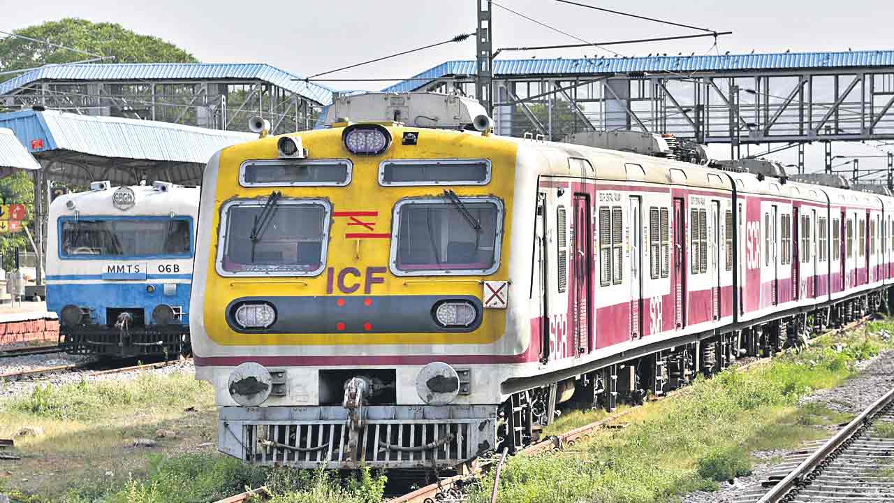 పత్తా లేని ప్రధాని రైలు.. ఆర్భాటం ఎక్కువ.. అభివృద్ధి తక్కువ..