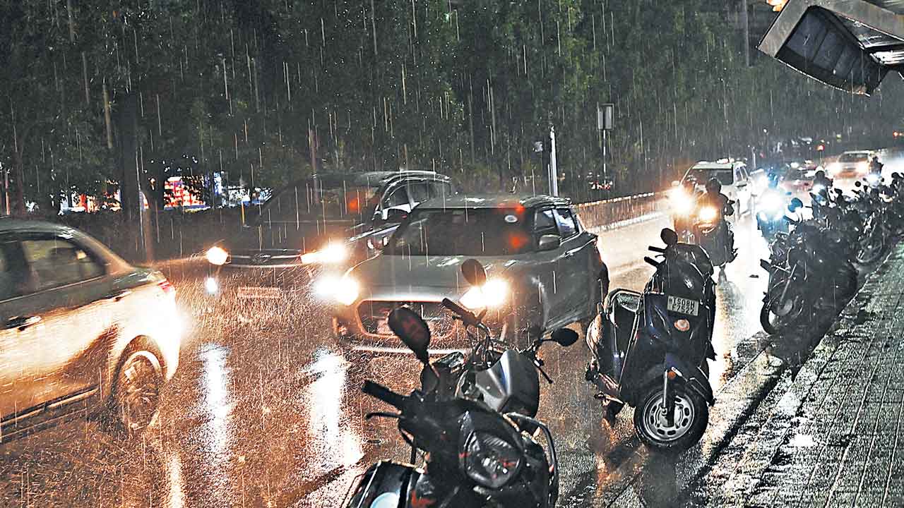Rain | హైదరాబాద్‌లో పలు ప్రాంతాల్లో గాలివాన.. మరో మూడు రోజులు వర్షాలు