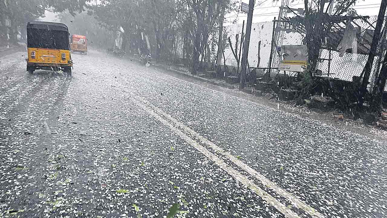 రోడ్డంతా వడగండ్లే..