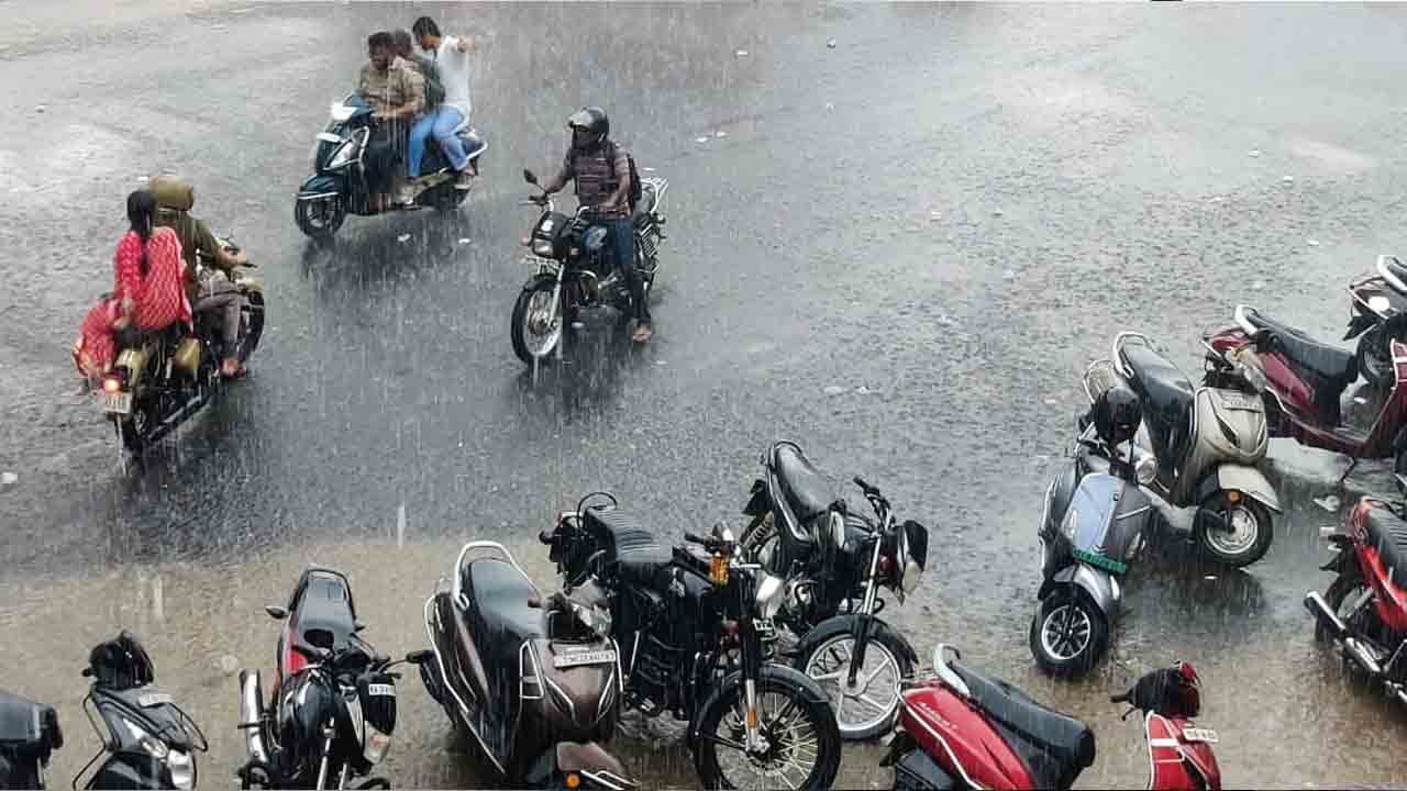 Hyderabad | హైద‌రాబాద్‌లో ఈదురు గాలుల‌తో కూడిన భారీ వ‌ర్షం